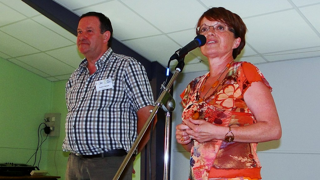 Discours d'amitié et remise de cadeaux souvenir