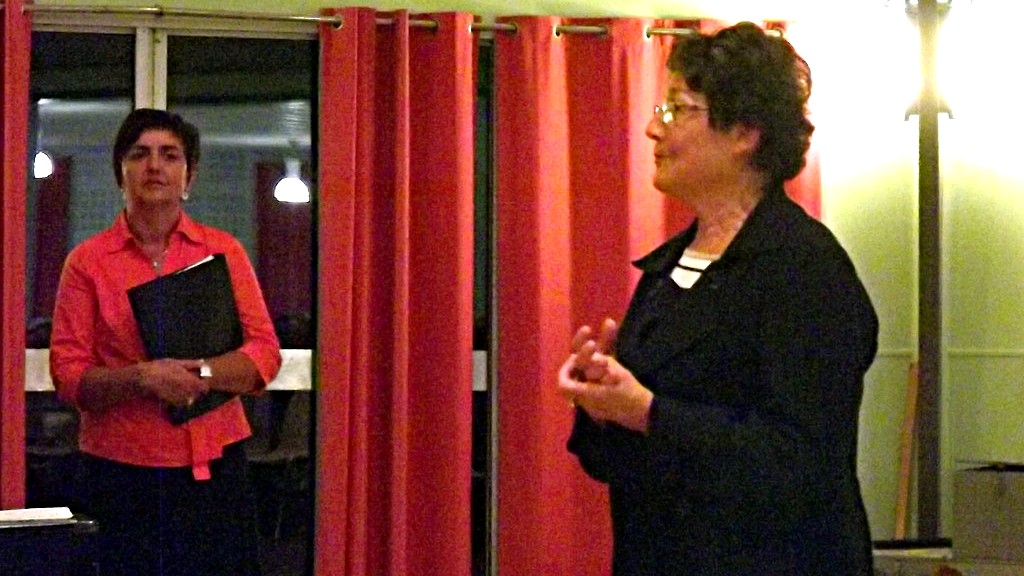 Madame Nicole FOUQUET, maire de Varrains après le concert du Chant du Thouet et de la Schola Camille jacquemin de Forrières le 7 juillet 2012