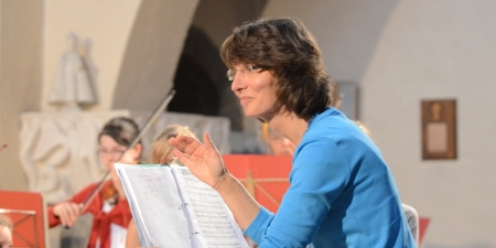 Concert UNICEF à Forrières le 9 juin 2012, Dorothée LAUWERS-GILLARD à la direction du jeune ensemble à cordes VIOLONPASSION
