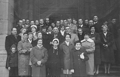 La Schola Camille Jacquemin de Forrières le 13 décembre 1959 sous le porche de la basilique de Saint-Hubert (Belgique)