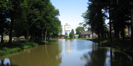 Au centre du village de Nassogne, étrangement au sommet, un étang