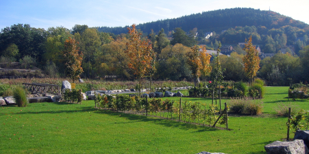 Au centre du village, le parc de Forrières, à l'arrière-plan, La Colline