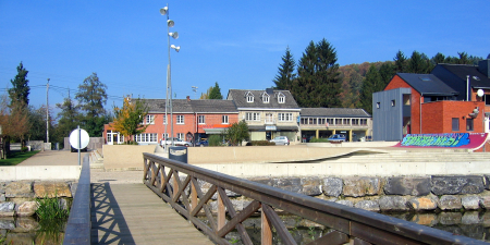 Au centre du village, le parc de Forrières avec à l'avant-plan son esplanade