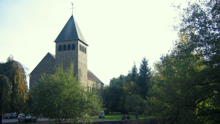 Eglise Saint-Martin à Forrières, de style néo-roman construite en 1956,